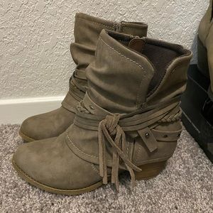 Size 6 decorative boots with fringe.